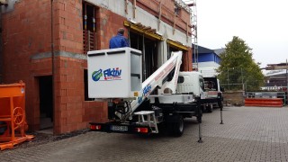 LKW-Arbeitsbühne ISOLI 23m mit isoliertem GFK Korb - 3.5t mieten