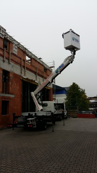 LKW-Arbeitsbühne ISOLI 23m mit isoliertem GFK Korb - 3.5t mieten