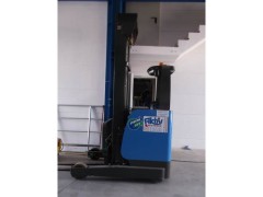 Schubmaststapler 1,4t 7m Elektro mieten