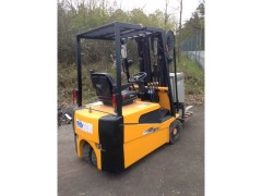 Dreiradstapler HYUNDAI 1,8t 4,5m Elektro mieten