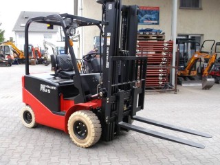 Vierradstapler MAX HOLLAND 2,5t 5m - weiße Reifen - Elektro mieten