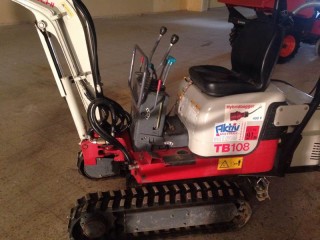 Hybrid-Minibagger TAKEUCHI 1t mit Schutzbügel mieten