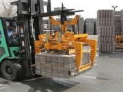 Mechanische Paketzange mit Staplerschuhen mieten