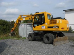Mobilbagger / Radbagger HYUNDAI 14t mit Planierschildabstützung mieten