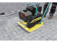 Vorwärtslaufende Rüttelplatte AMMANN 110kg GG Diesel mieten