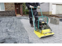 Vorwärtslaufende Rüttelplatte AMMANN 110kg GG Diesel mieten